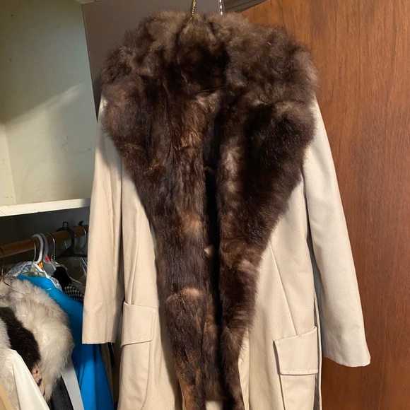 3 furs full an 3 half fur an leather. Worn twice an 4 never worn. - Picture 4 of 12